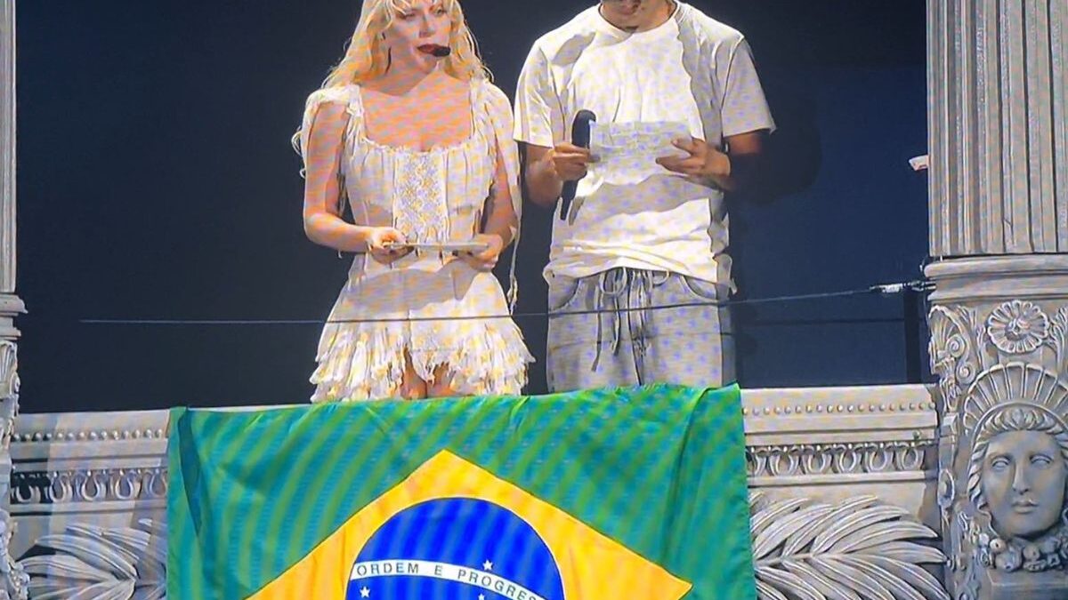 Lady Gaga lê mensagem aos brasileiros (Foto: Reprodução)