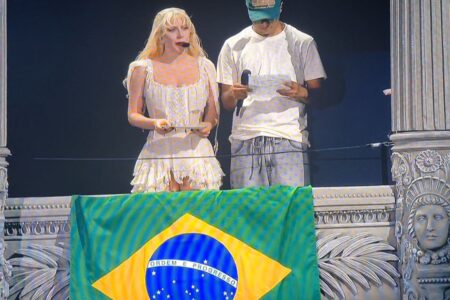 Lady Gaga lê mensagem aos brasileiros (Foto: Reprodução)