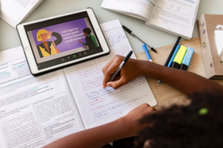 Imagem de uma pessoa estudando online