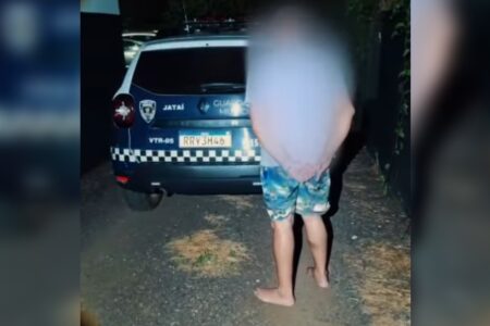 Motorista bêbado é detido após parar carro no meio da rua para dormir, em Jataí