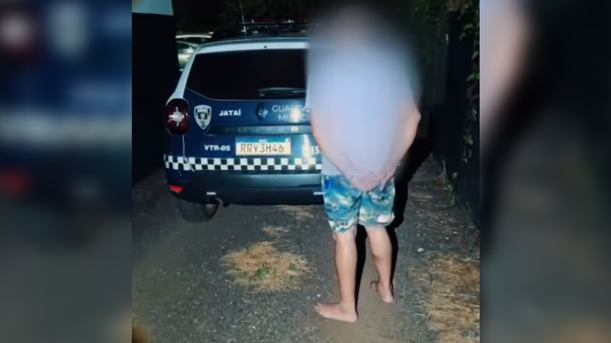 Motorista bêbado é detido após parar carro no meio da rua para dormir, em Jataí