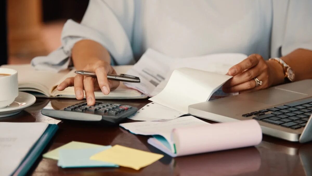 Dívida dos brasileiros volta a subir e já corrói 27% da renda, maior patamar desde início do Desenrola segundo dados do Banco Central (BC)