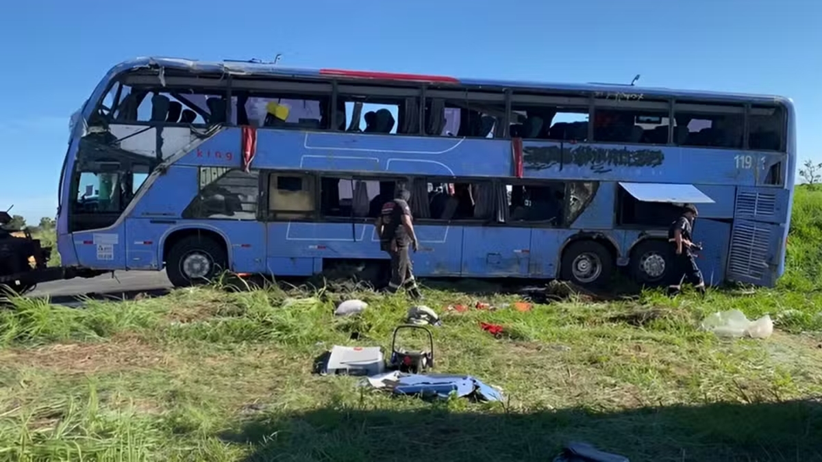 Polícia indicia motorista de ônibus que tombou com passageiros goianos em MG e deixou 12 mortos