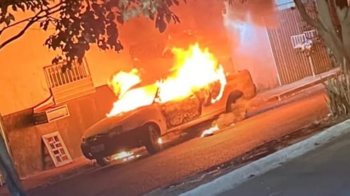 Ex-funcionário furta e incendia carro da empresa em Rio Verde