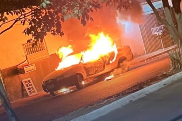 Ex-funcionário furta e incendia carro da empresa em Rio Verde