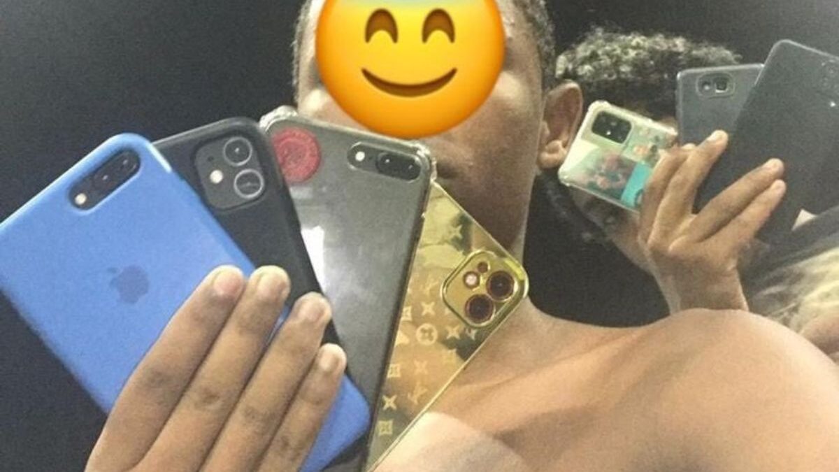Criminoso mostra celulares roubados no show de Lady Gaga (Foto: Reprodução)