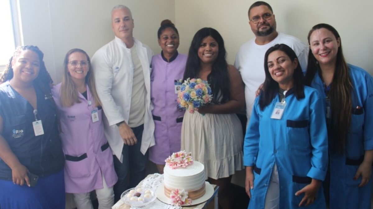 Noiva é internada e casamento acontece dentro de hospital no Rio de Janeiro Reação do noivo chamou atenção se casa em hospital
