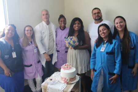 Noiva é internada e casamento acontece dentro de hospital no Rio de Janeiro Reação do noivo chamou atenção se casa em hospital