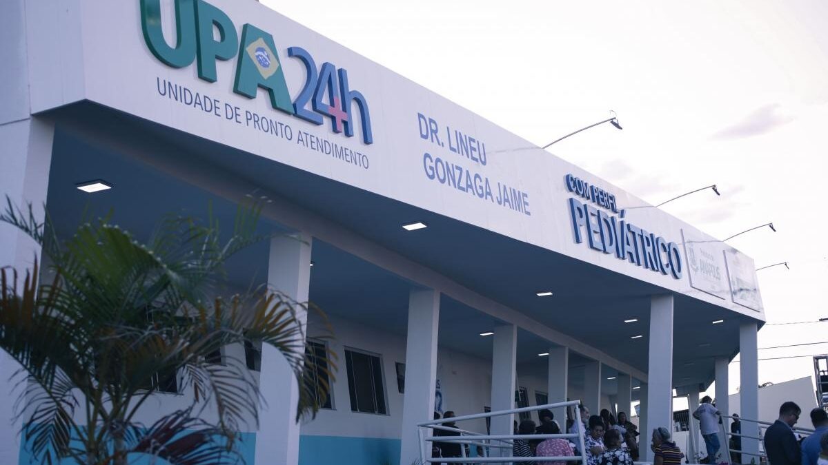 A imagem mostra a fachada da UPA