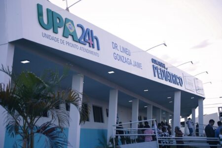 A imagem mostra a fachada da UPA