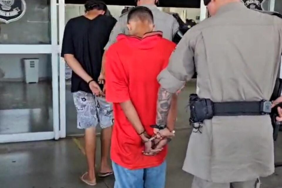 Jovem de 18 anos e adolescente de 17 anos foram presos após tentar matar traficante no Setor São Carlos, em Goiânia