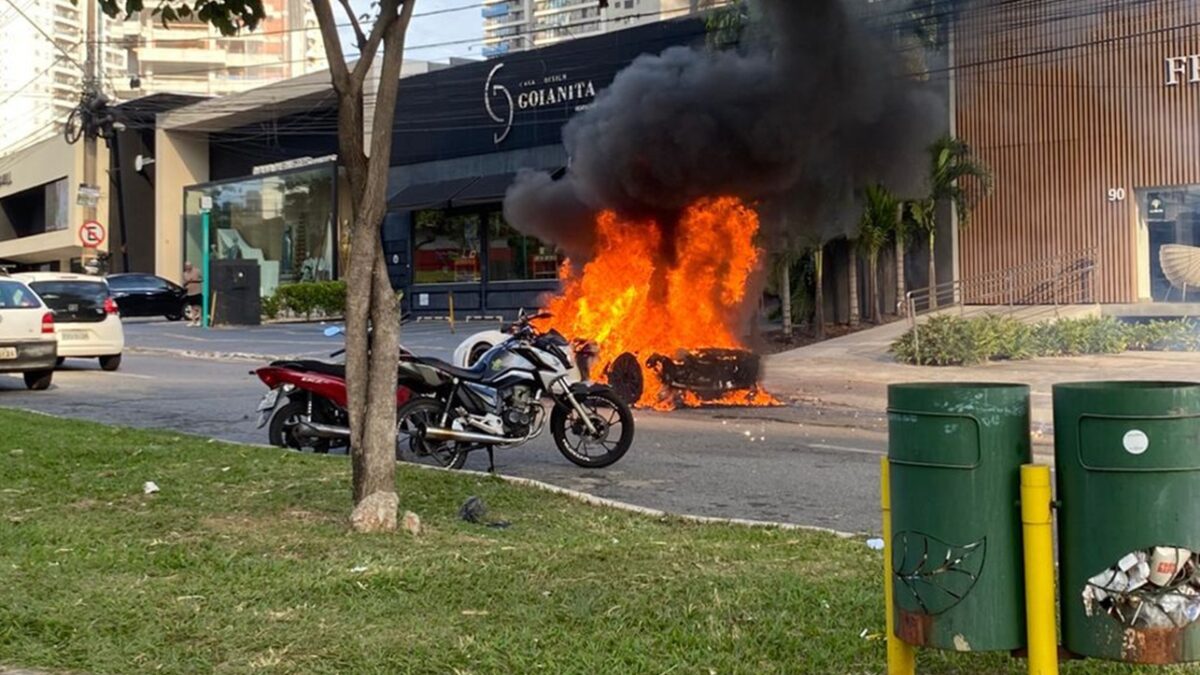 Lamborghini pega fogo na Avenida 136, em Goiânia; assista ao vídeo Vídeos mostram as chamas consumindo o carro de luxo