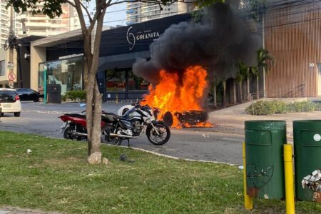 Lamborghini pega fogo na Avenida 136, em Goiânia; assista ao vídeo Vídeos mostram as chamas consumindo o carro de luxo