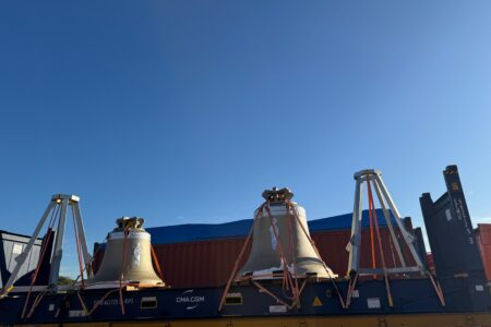 Sinos São João e São Lucas chegam a Trindade na manhã desta segunda-feira (26