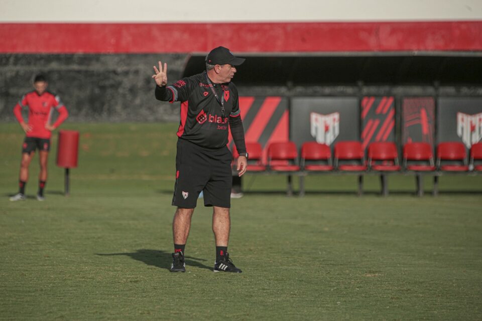Claudio Tencati em treino do Atlético Goianiense