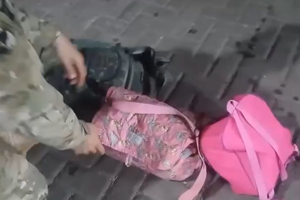 Casal é preso com droga escondida na bolsa da filha durante viagem de ônibus, em Goiânia