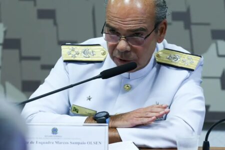 Chefe da Marinha diz que antecessor quebrou liturgia, mas não orientou dificultar posse de Lula