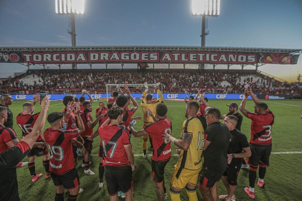 Jogaadores do Atlético Goianiense no estádio Antônio Accioly