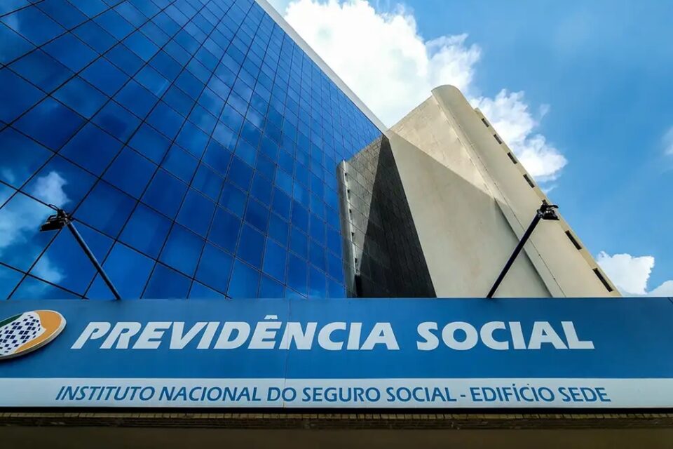 Governo recorre no TCU contra suspensão do consignado do INSS TCU suspendeu crédito consignado fraudes e golpes contra aposentados