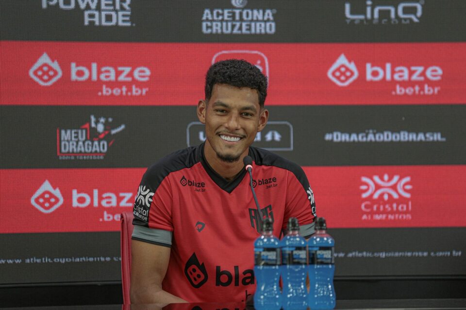 Alix Vinicius em coletiva pela Atlético Goianiense