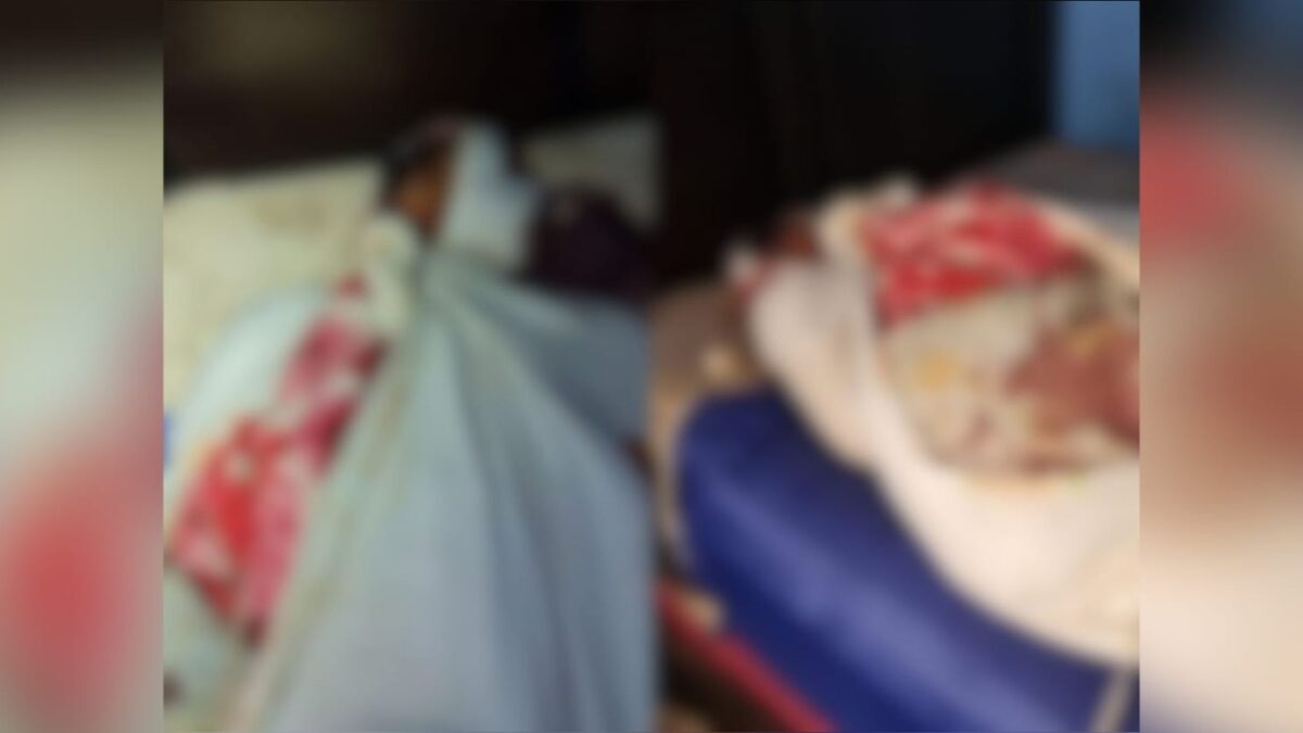 A imagem mostra a cena borrada do corpo da vítima