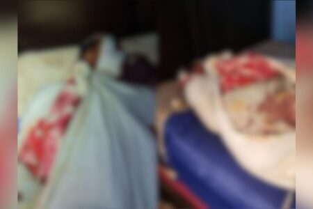 A imagem mostra a cena borrada do corpo da vítima