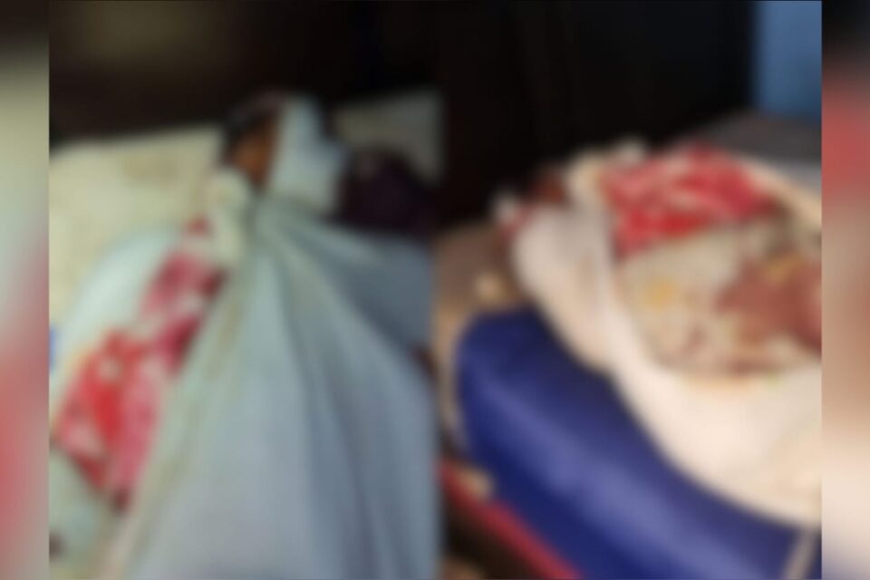 A imagem mostra a cena borrada do corpo da vítima