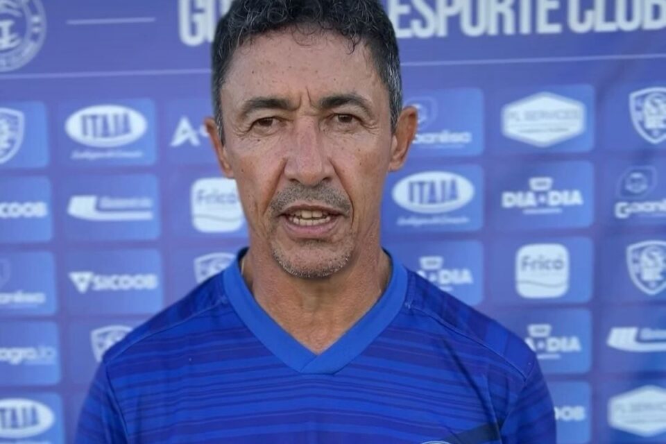 Betinho com a camisa do Goianésia
