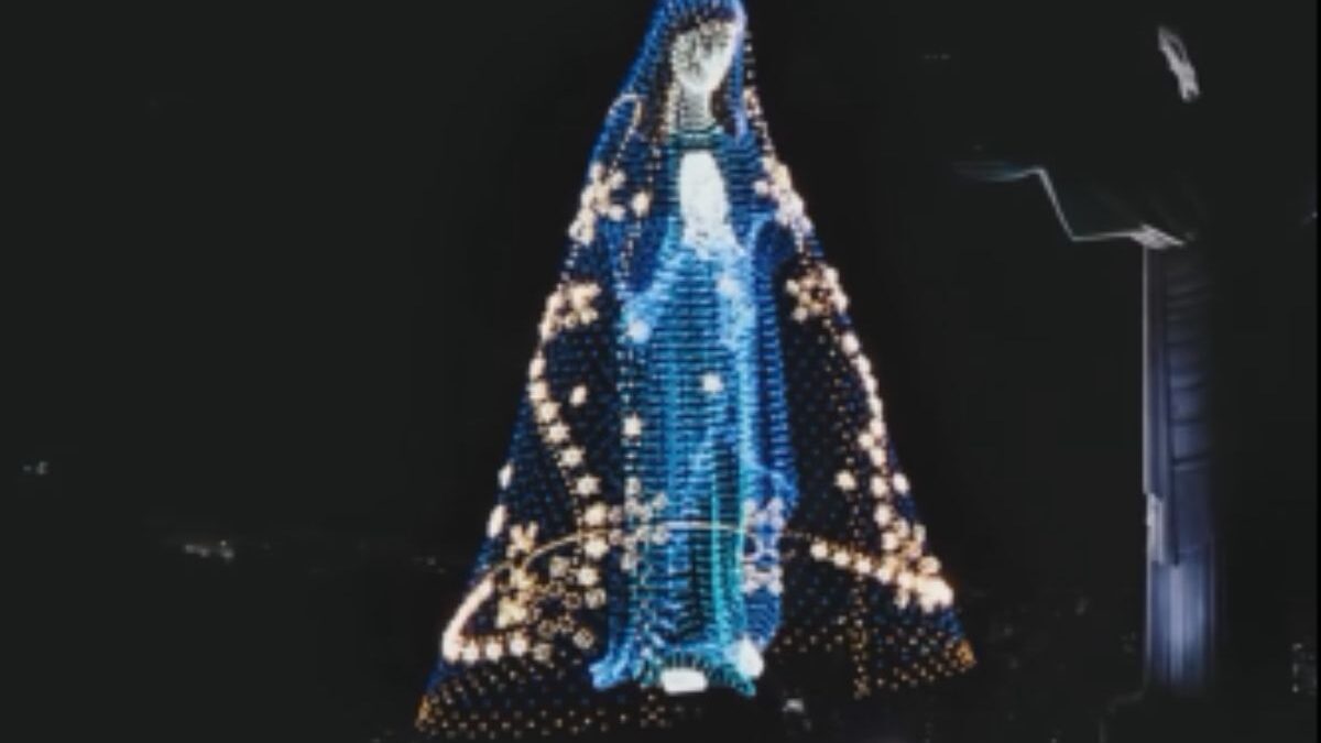 Projeção de Maria ao lado do Cristo (Foto: Reprodução)