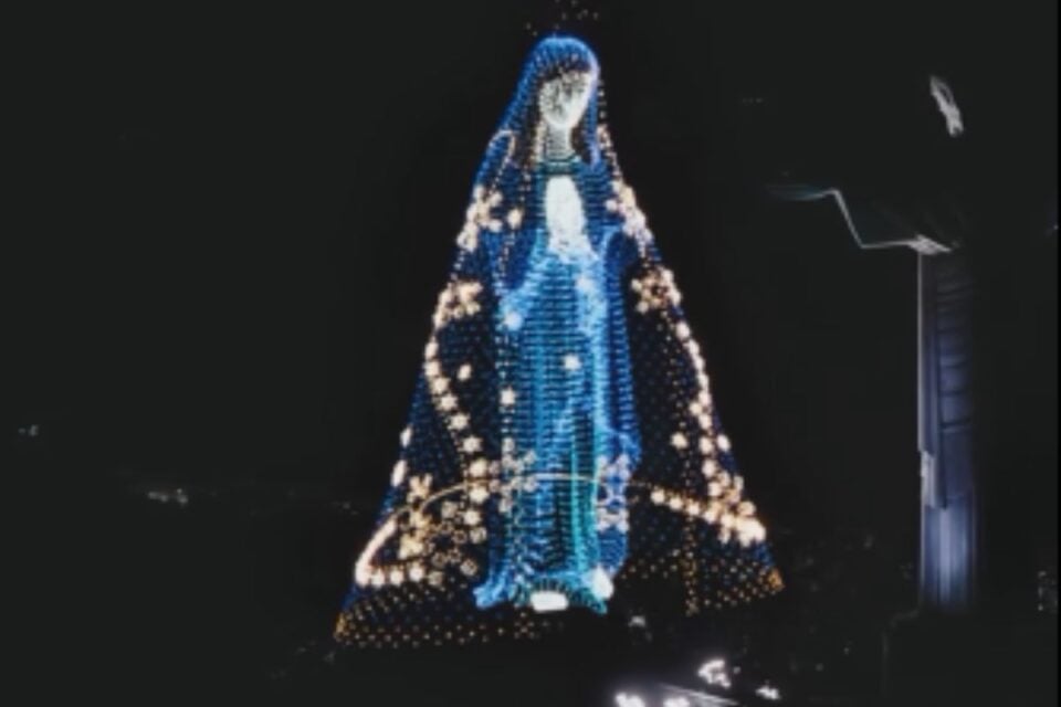 Projeção de Maria ao lado do Cristo (Foto: Reprodução)