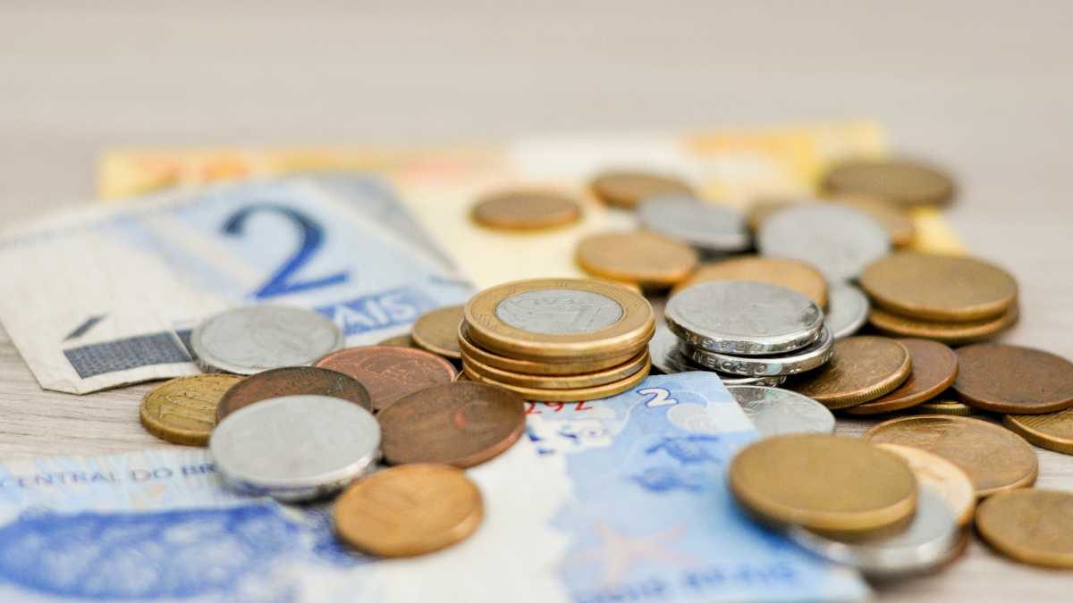 Imagem de moedas e notas de dinheiro