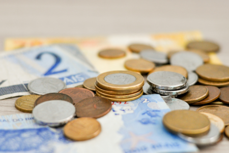 Imagem de moedas e notas de dinheiro
