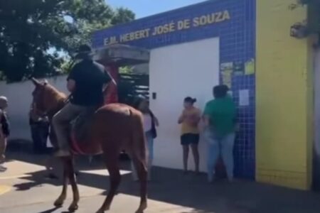 Avó busca neto na escola a cavalo, em Goiânia