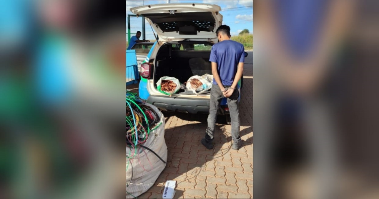 Imagem do jovem preso e do material recuperado