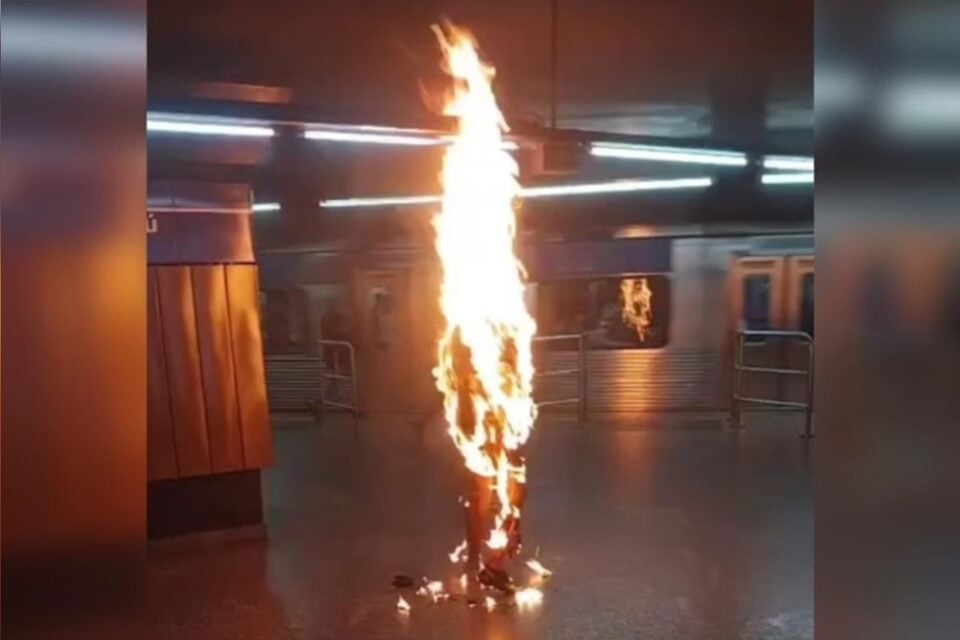 Homem em chamas causa pânico no Metrô de São Paulo