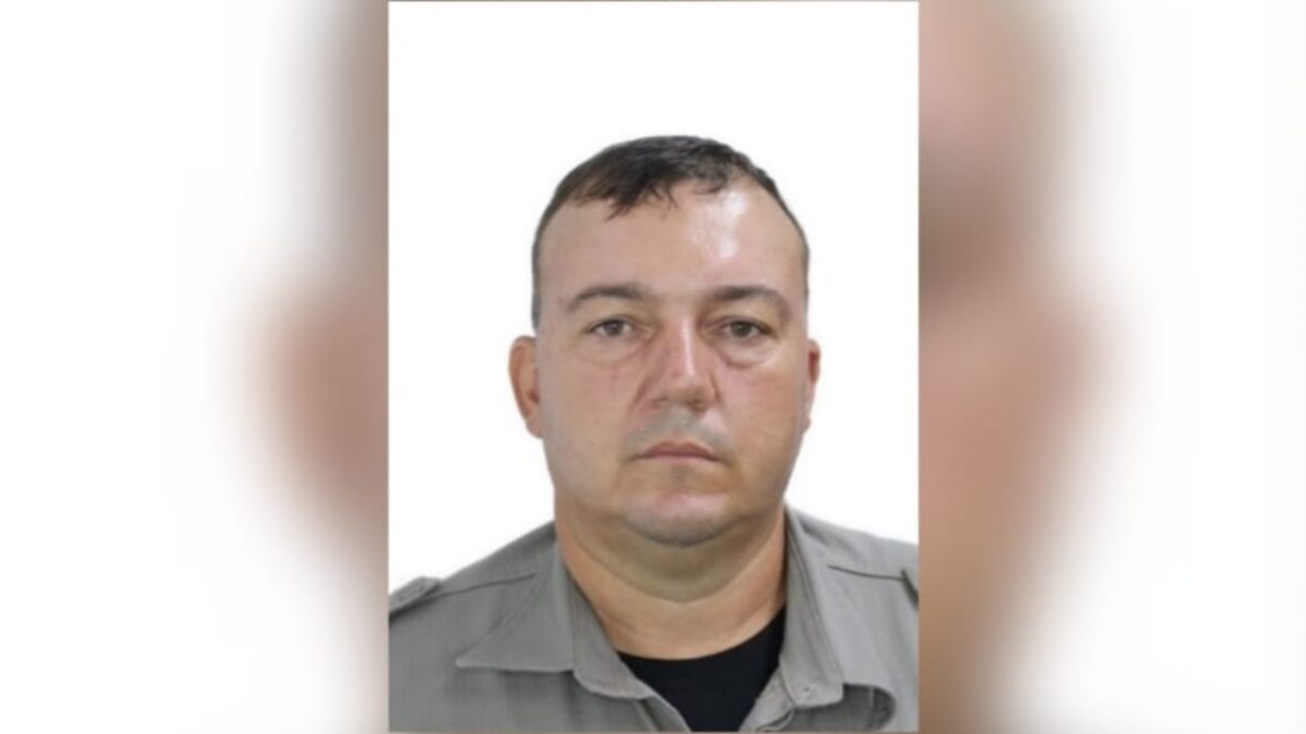 A imagem mostra uma foto do sargento