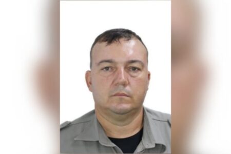 A imagem mostra uma foto do sargento