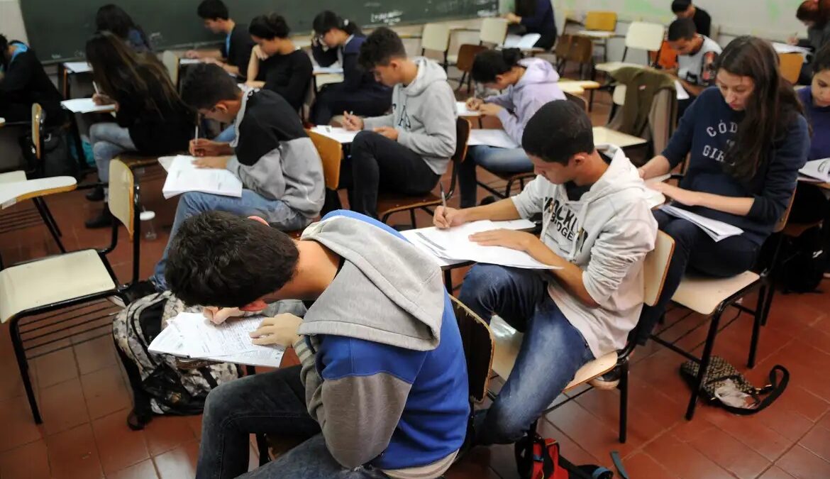 Governo de São Paulo adota inteligência artificial para corrigir dever de casa dos alunos Projeto piloto é usado em 5% das tarefas atuais