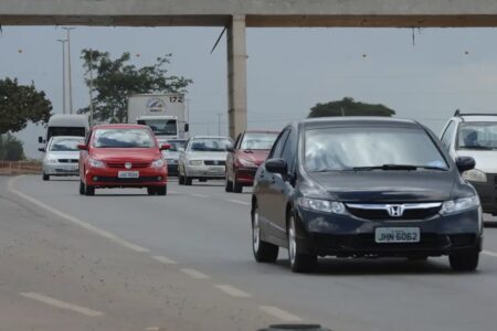 Avança na Assembleia projeto para parcelar licenciamento anual de veículos em Goiás