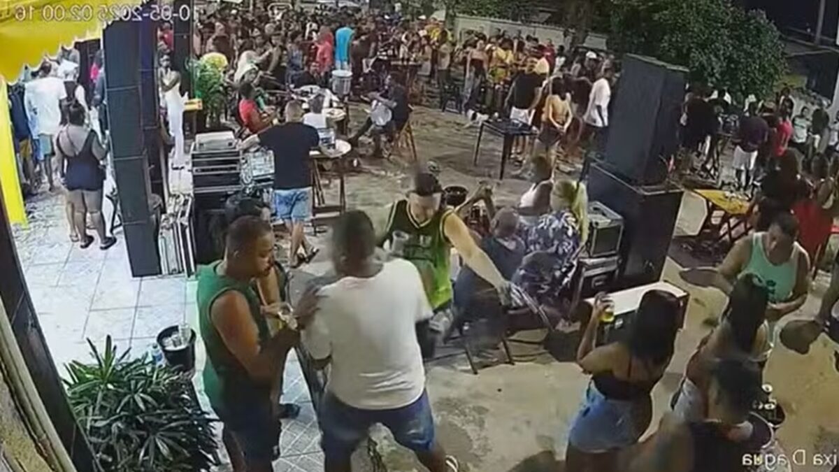 Homem é morto à queima-roupa em bar lotado no Rio de Janeiro; vídeo Crime aconteceu durante um evento de pagode