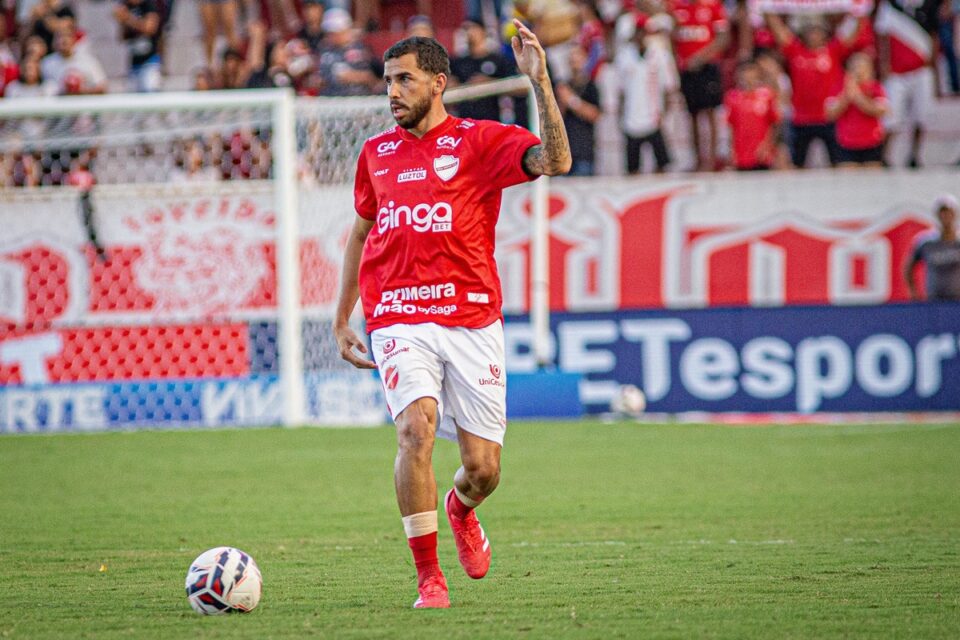 Paulinho em jogo pelo Vila Nova