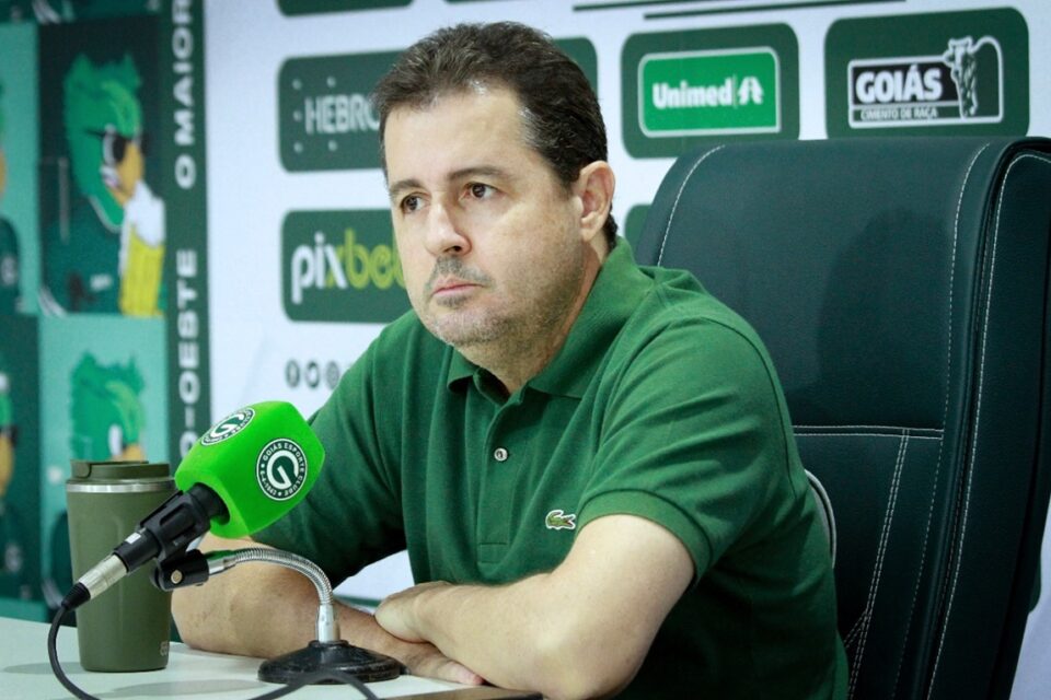 Paulo Rogério Pinheiro durante coletiva no Goiás