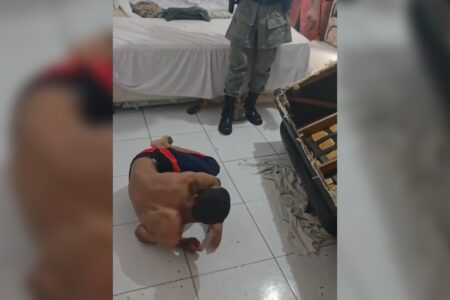 Suspeito de furtar celular tenta se esconder sob sofá, mas é preso em Caldas Novas