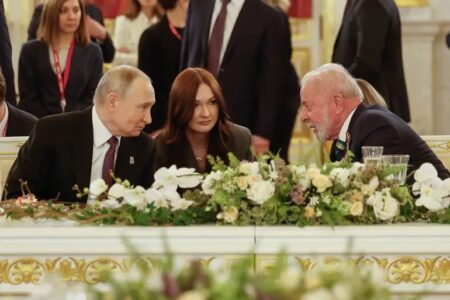 Lula acompanha desfile dos 80 anos da vitória contra o nazismo Brasil busca reforçar política externa e discutir conflito na Ucrânia