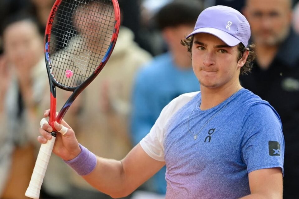 João Fonseca durante jogo em Roland Garros
