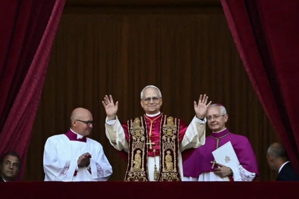 O capítulo 13 do livro Apocalipse, da Bíblia é citado por internautas Novo Papa alimenta teoria da conspiração sobre fim do mundo