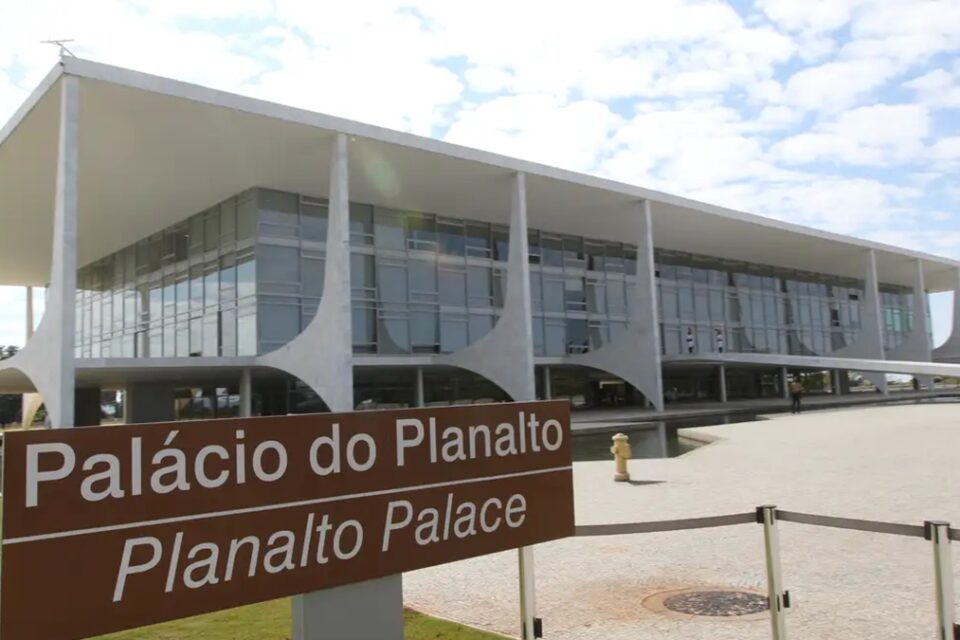 PEC que acaba com a reeleição para os cargos do Executivo avança no Senado