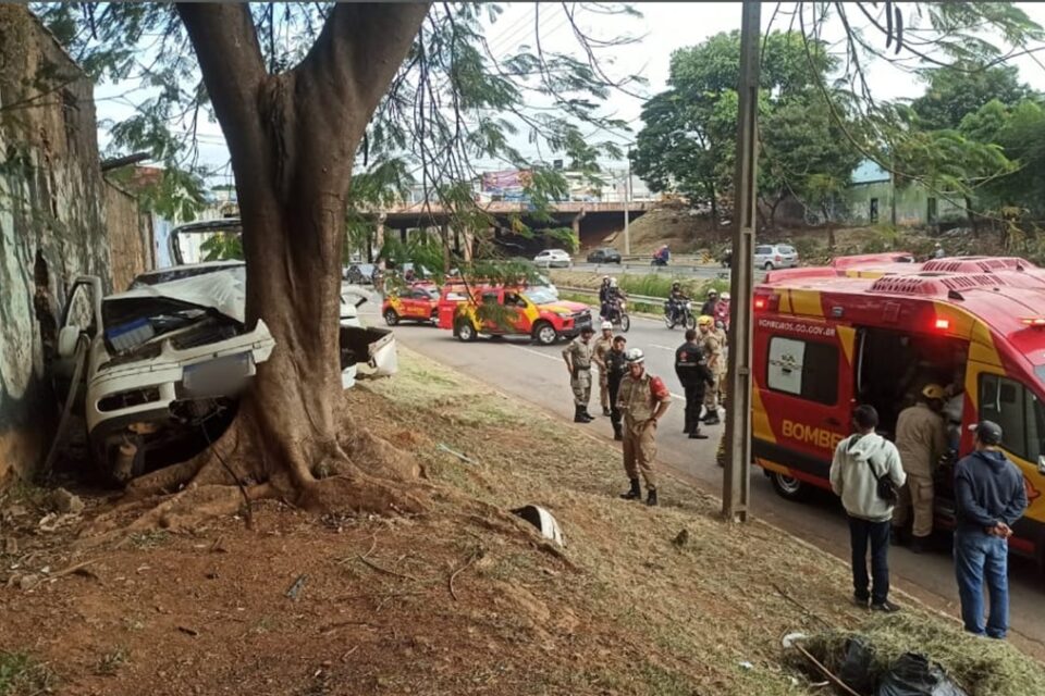 Quatro pessoas ficam feridas em acidente na Marginal Botafogo, em Goiânia