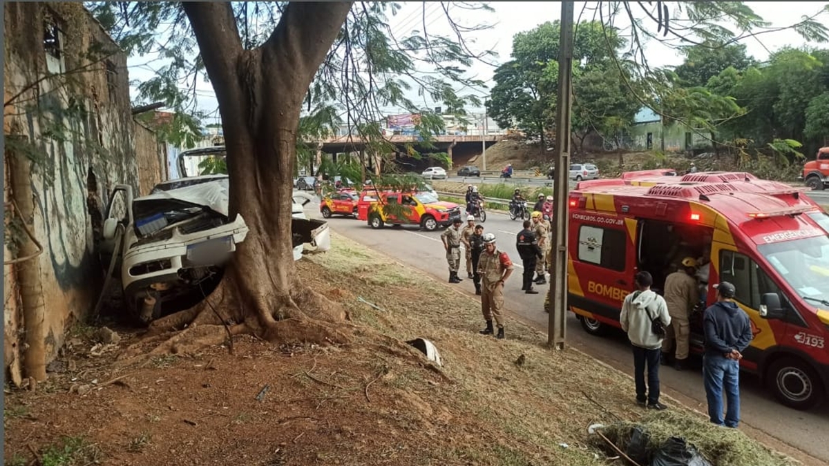 Quatro pessoas ficam feridas em acidente na Marginal Botafogo, em Goiânia