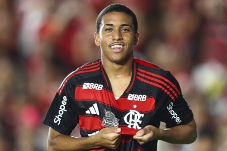 Joshua marcou seu primeiro gol como profissional